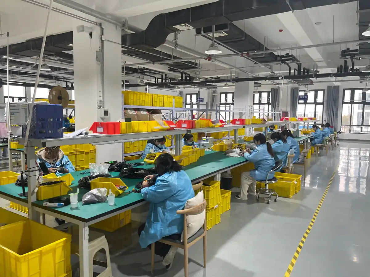 Besturingspaneel bekabeling en georganiseerde assemblageomgeving